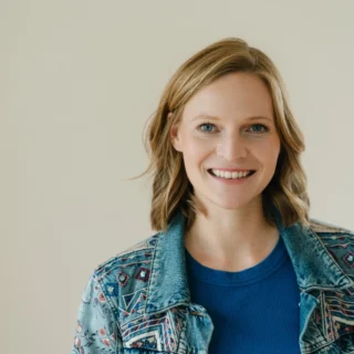 Read more about the article Wenn Schlafstörungen und Depression Hand in Hand gehen: Ein unterschätzter Zusammenhang. Gastbeitrag von Schlafpsychologin Dr. Castritius