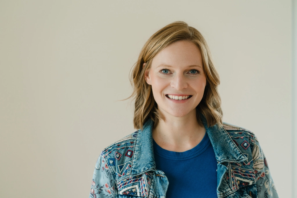 You are currently viewing Wenn Schlafstörungen und Depression Hand in Hand gehen: Ein unterschätzter Zusammenhang. Gastbeitrag von Schlafpsychologin Dr. Castritius