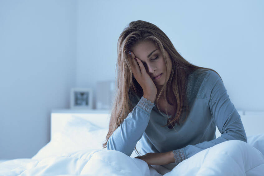 Frau mit Schlafstörung ist nachts wach: Helfen Medikamente gegen Schlafstörungen?